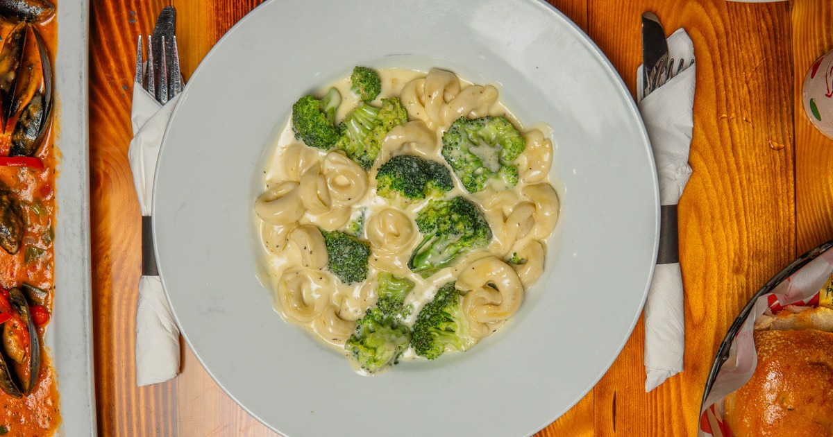Cheese tortellini sauteed with broccoli in Alfredo sauce