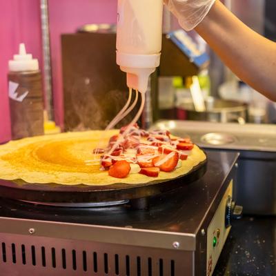 Employee preparing a crepe.
