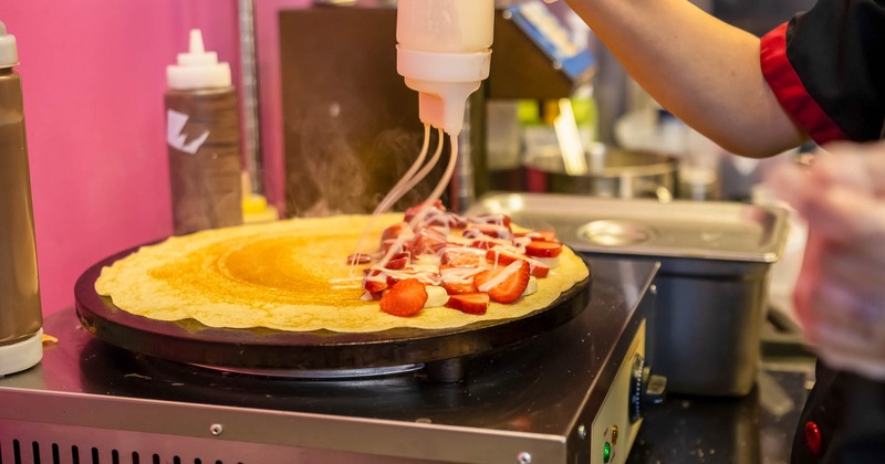 Employee preparing a crepe