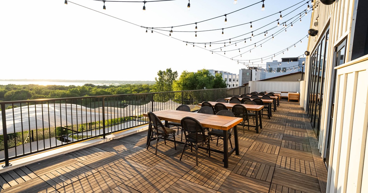 Exterior, tables ready for guests