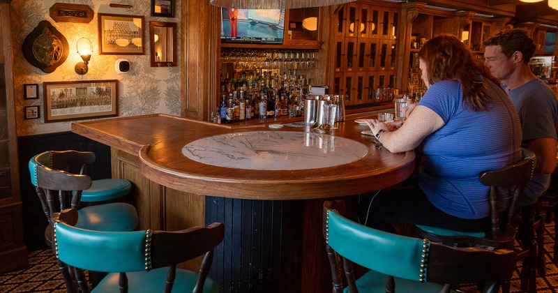 Round corner of bar, guest, bar armchairs