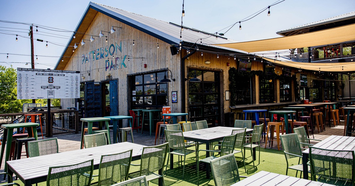 Exterior area, tables for multiple people