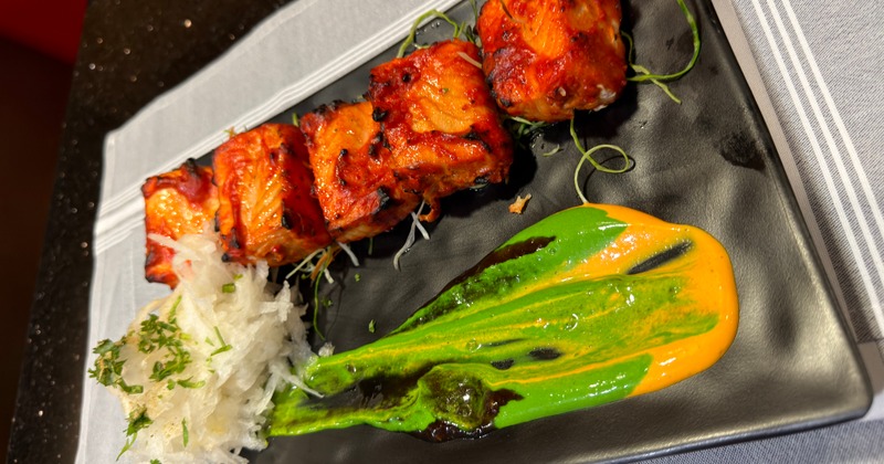 Tandoori Chicken served with sauces and shreded vegetables