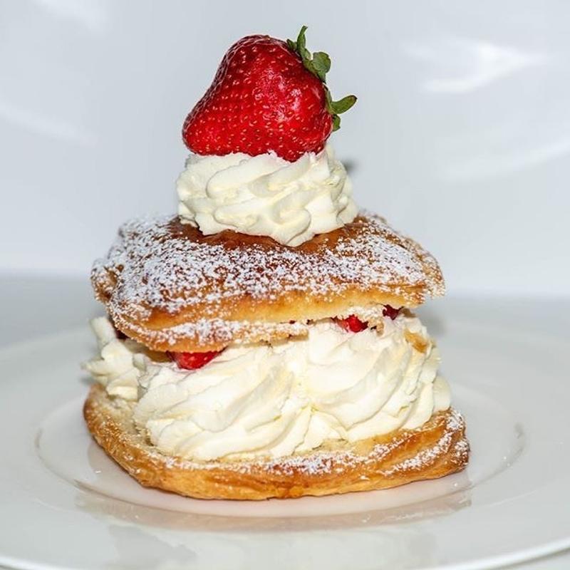 menu item 61 of 138, Mini Carre Creme-One Dozen