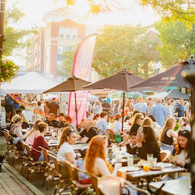 Lots of guests dining at the outdoor patio.