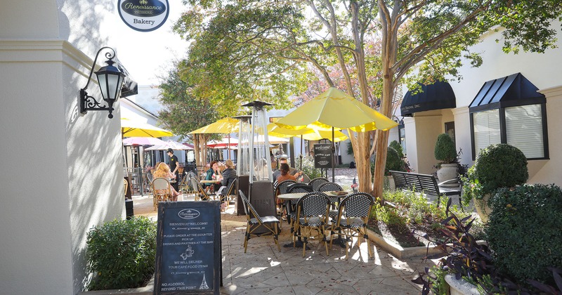 Exterior, seating area in the patio