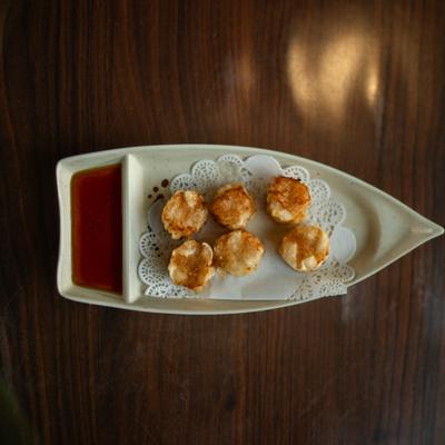 Fried shrimp wit hdip.