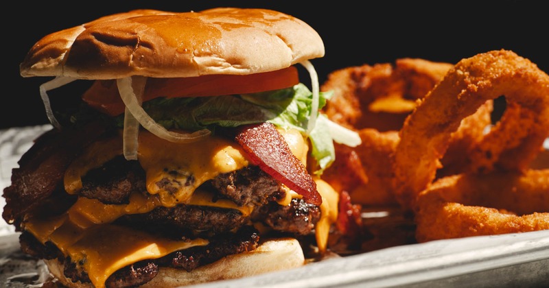 Cheeseburger with onion rings