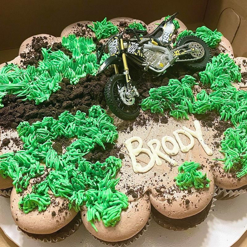 Pull apart cupcake cake photo