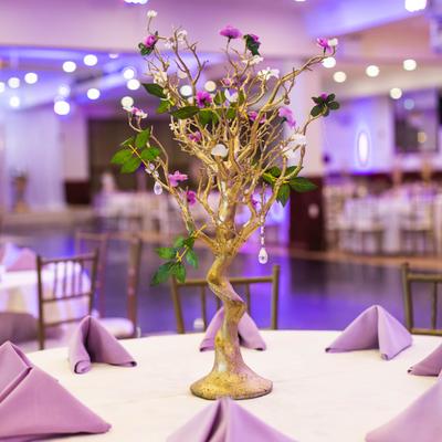 Table with folded napkins and a tree decoration in the middle of the table