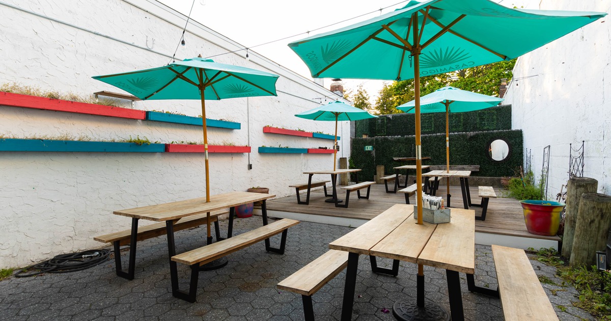Outdoor, seating area