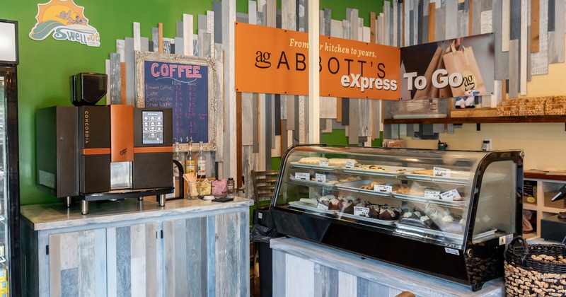 Inyerior, food and coffee counters