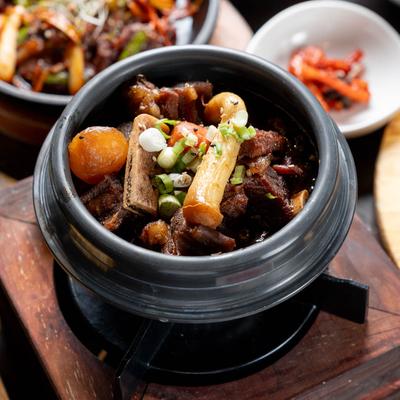 Short ribs with onion and dressing.