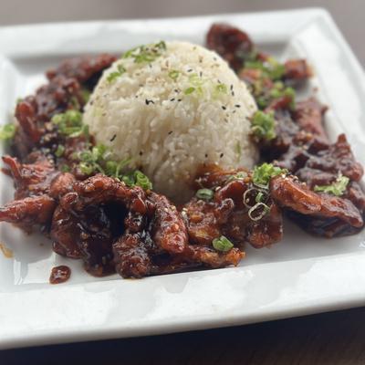 Fried chicken in teriyaki sauce, with garlic, sriracha, and rice.