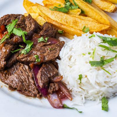 Lomo saltado.