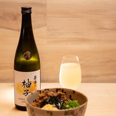 Udon dish with beef, tempura balls, and green onion, accompanied with yuzu juice.