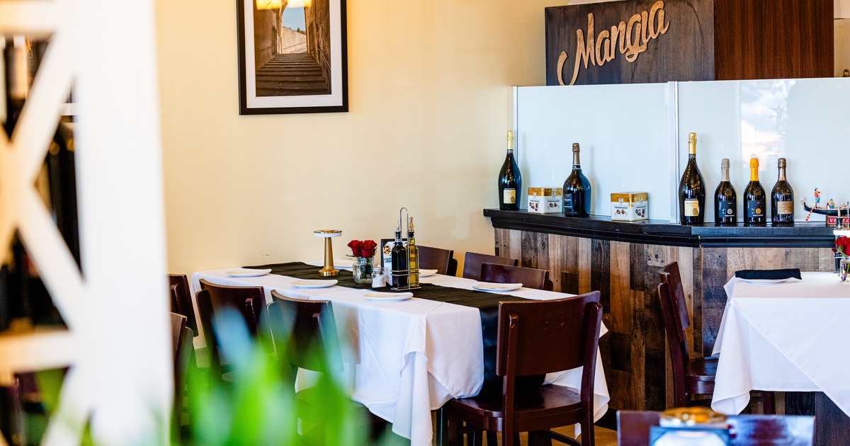 Diner table, chairs, wine corner shelf