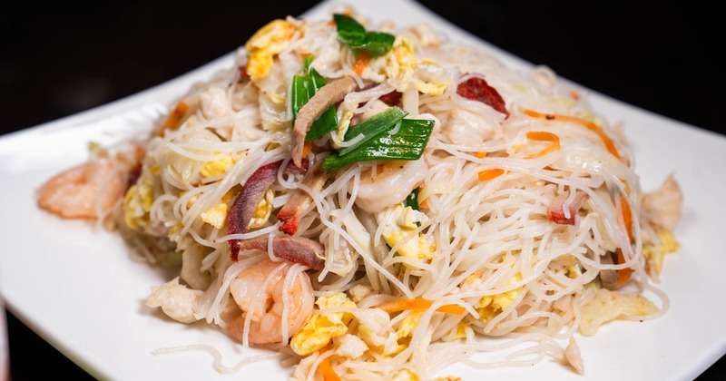 Shrimp noodles vith various vegetables