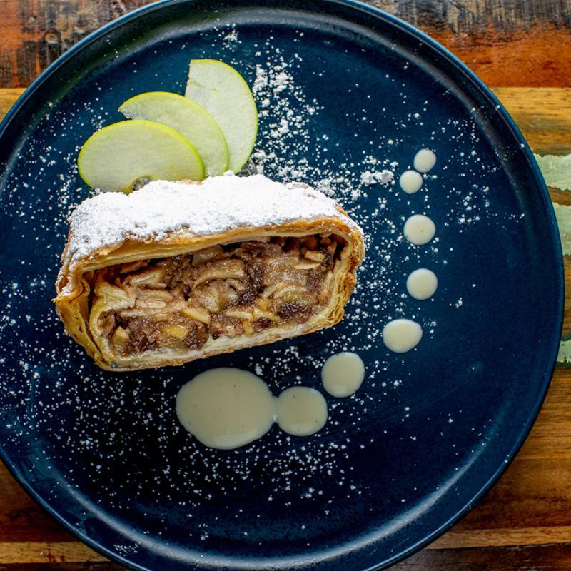 Ofenfrischer Apfelstrudel mit Vanilla Sauce photo