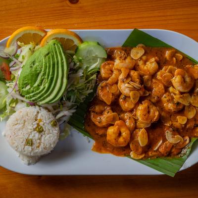 Shrimp with rice and avocado.