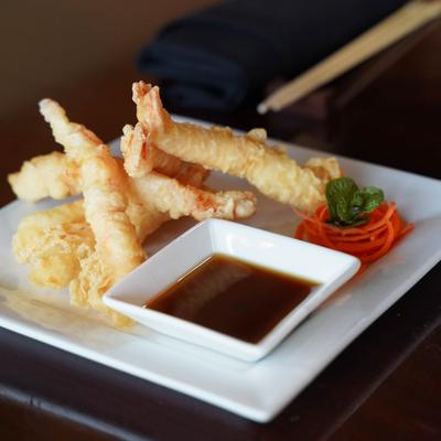 Six pieces of tiger shrimp tempura served with tempura sauce.