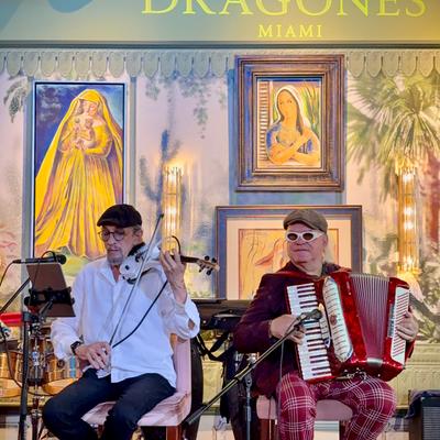 A duo called “Puño cerrado” that plays on Thursdays and sundays traditional cuban music.