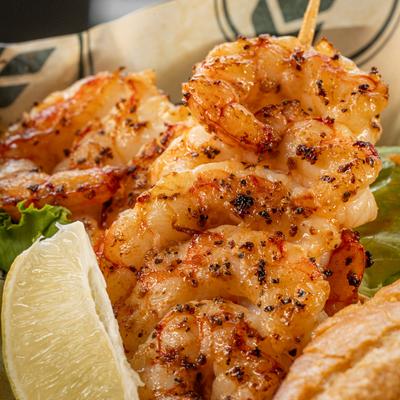 Grilled shrimp with lemon.