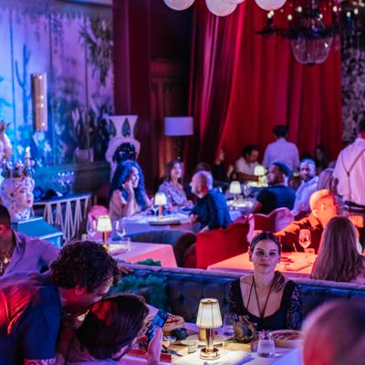 Live jazz performance inside Calle Dragones with guests dining at candlelight tables.