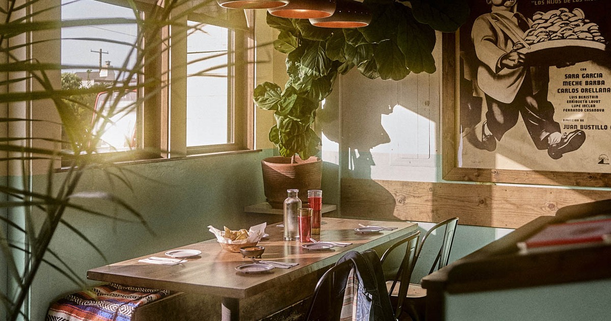 Corner dining table