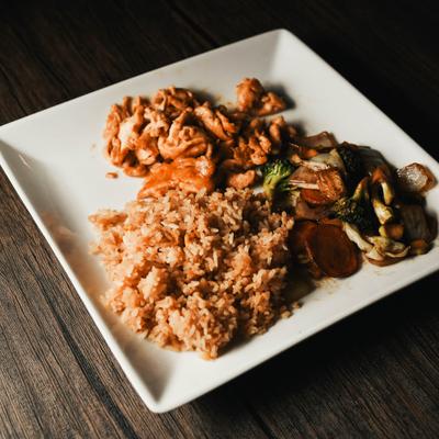 Hibachi chicken with a side of rice and sauteed vegetables.