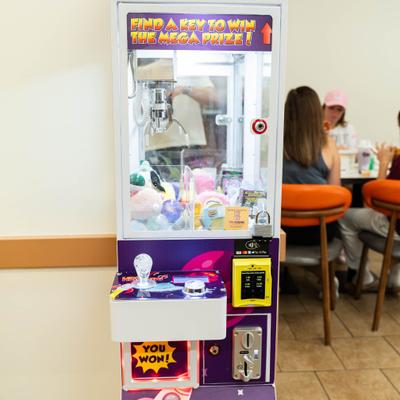 Interior, a compact arcade claw machine.