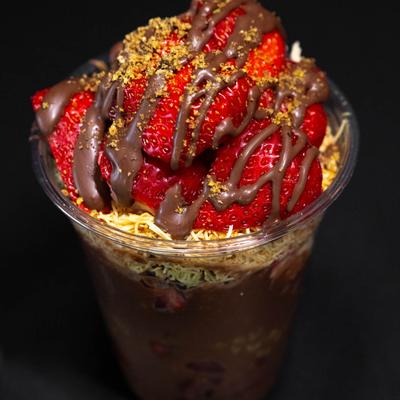 Dubai Chocolate Strawberry Cup.