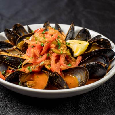 Mussels in tomato sauce.