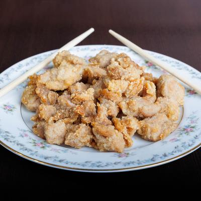 Crispy fried chicken bites.