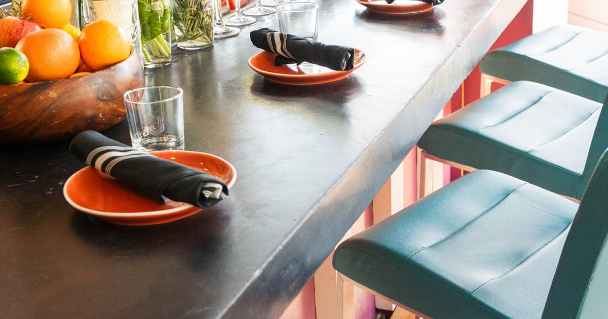 Bar counter, with plates and napkins