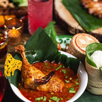 Boiled marinated chicken leg in sauce.