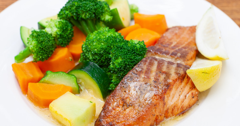 Grilled fish and veggies