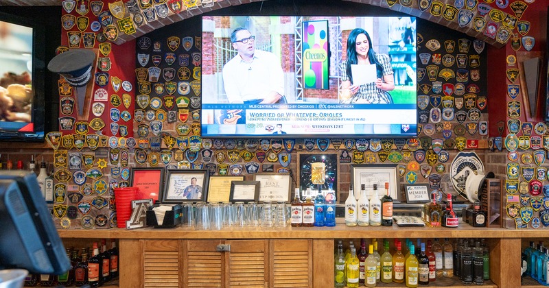 Bar, drink rack, tv screen