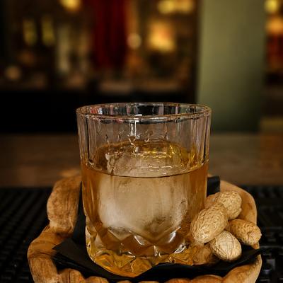 Entre La Habana y New York. Bourbon & peanut butter . Sirope de maduro & angostura.