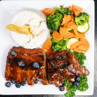 Ribs in sauce and blueberries, white rice with plantain chip, mixed vegetables.