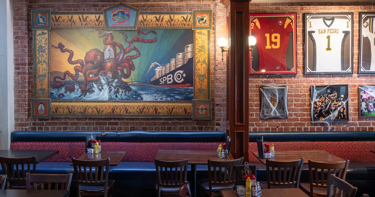 Dining area, banquette seating