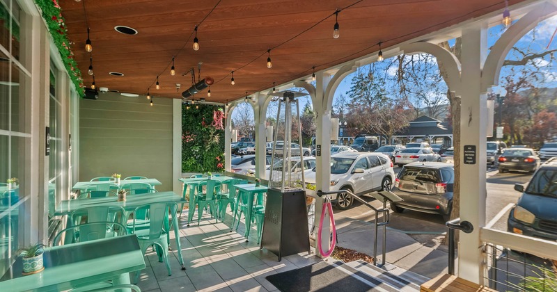 Covered patio, seating area