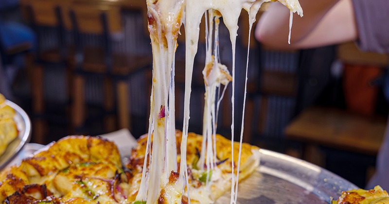 Pizza cheese pull