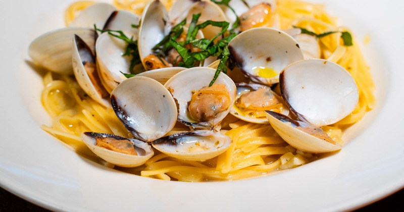 Vongole with pasta in white sauce