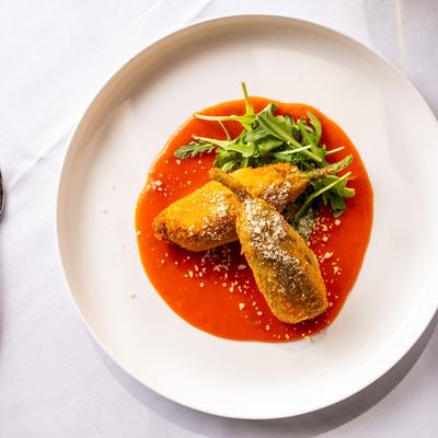 Fried zucchini, with sauce.