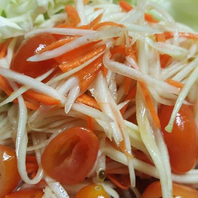 Shredded green papaya with Thai pepper, peanuts, lemon juice and tomato