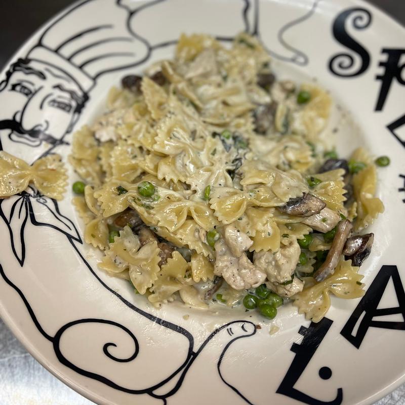 Farfalle Con Pollo photo