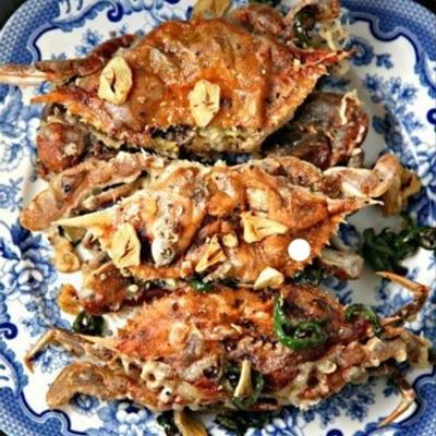 soft shell crabs in garlic, white wine and butter