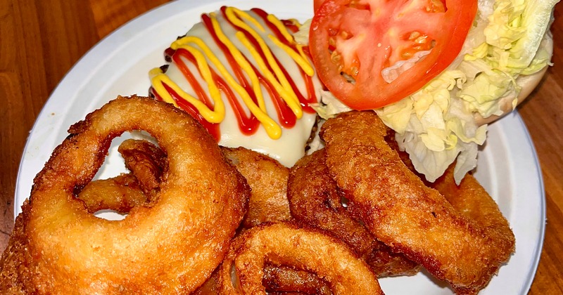 Cheeseburger with onion rings