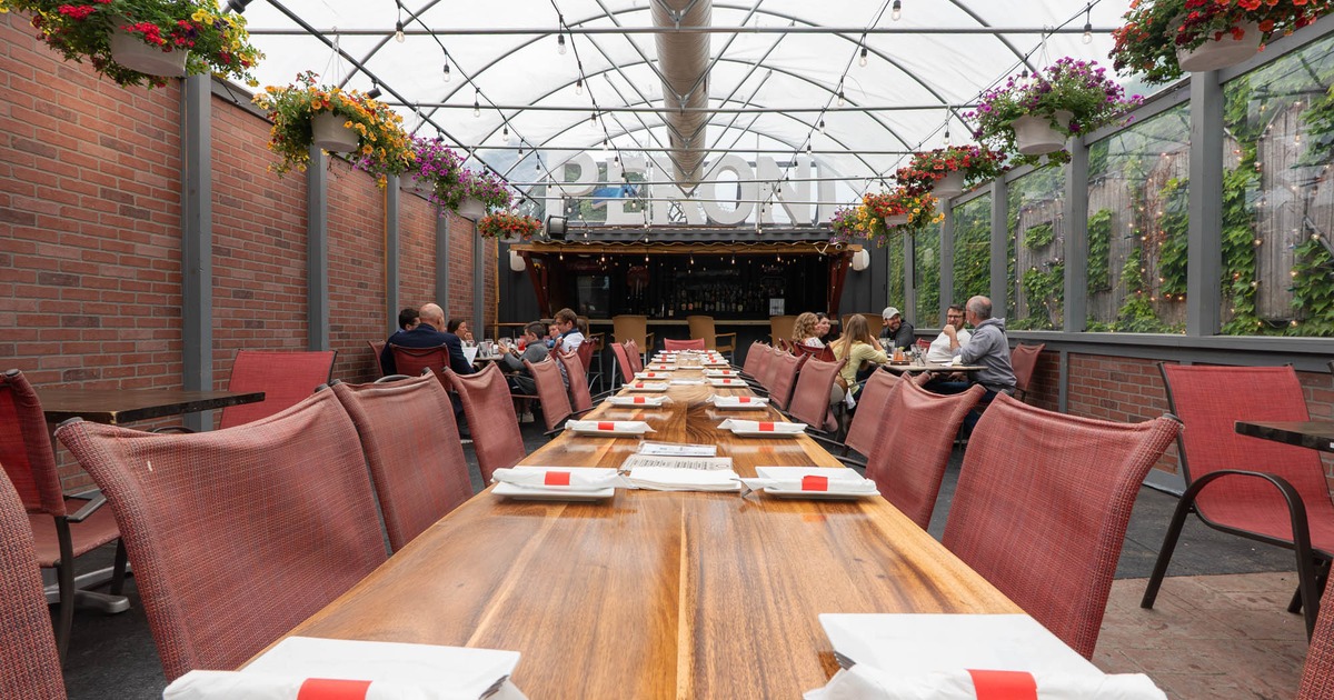 One long table ready for guests